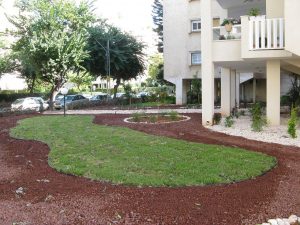 IMG_3331 מקובץ עיצוב גינה בבניין משותף עם טוף