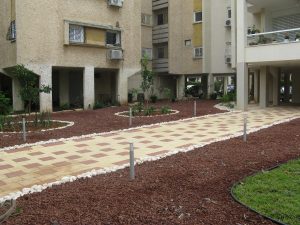 IMG_3348 מקובץ תאורת הגינה לאורך השביל והגינה ברקע כמובן