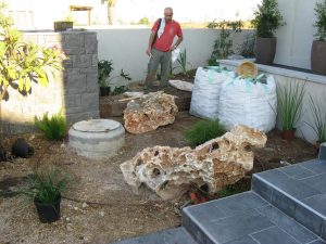 הקמת גינה בית עריף 1 הכנסת חומרים והתחלת מיקום האלמנטים