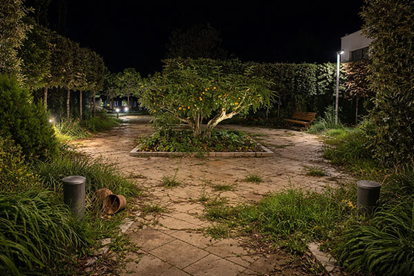 תאורת גינה בטוחה ותכנון חשמל חיצוני - פרויקט בפתח תקווה
